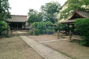 神社本殿（左）と、境内社の恵比須神社
