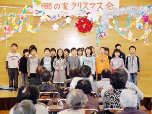 舞台で歌などを発表する志賀小の児童たち