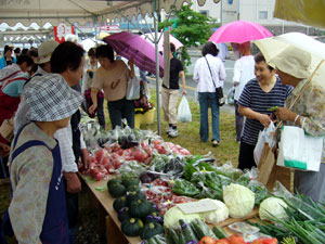 合同朝市で新鮮な野菜を買い求める市民ら