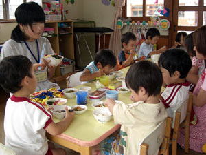 園児たちと一緒に昼食を食べる生徒