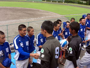 オール丹波の選手たちと握手をする台湾の選手たち