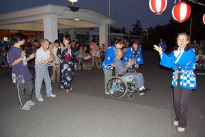 職員と盆踊りを楽しむ松寿苑の利用者ら
