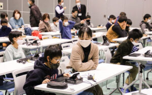 こどもパソコン「ＩｃｈｉｇｏＪａｍ」を活用してプログラミングを学ぶ「小学校プログラミング教室」（ＮＰＯ法人ＣｒｅａｔｉｖｅＡｄｖｅｎｔｕｒｅ、府総合教育センター主催）が４日、川糸町の府総合教育センター北部研修所で開かれ、午前と午後の２回の教室に府内各地から５年生児童ら各20人と保護者が参加した。