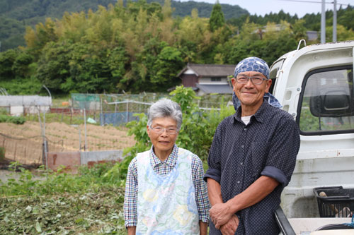 「農業の現状を知るほどに、居ても立ってもいられなくなった」と、船井郡京丹波町から五津合町に移住した野田尚さん（65）が始めるのが「かんばやし百姓塾」。市内外から参加者を募り、月に一度、田畑で土に触れて、農や食の在り方について学び、収穫した作物を食べながら語り合う半年間の講座だ。現在、参加者を広く募集している。
