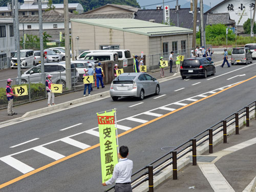　「あがる手に笑顔でゆずる京の夏」をスローガンに、「夏の交通事故防止府民運動」が21日から30日まで行われている。27日には味方町の国道27号で、安全運転や歩行者優先の啓発が行われた。