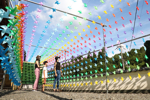 上延町の真言宗東光院（松井真海住職）で今月16日から始まった「風鈴祭り」。28日には今年の新たな見どころとなる「風車のトンネル」が完成した。