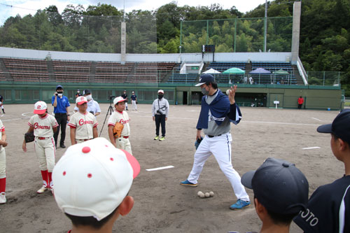 上杉町のあやべ球場（あやべ・日東精工スタジアム）で７月30日、阪神タイガース、大リーグなどで活躍してきたプロ野球選手、井川慶さん（43）による野球教室が開かれた。あやべ球場ネーミングライツ命名記念イベントとして市と日東精工が主催した。