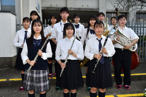 福知山市篠尾の京都共栄学園高校・吹奏楽部（小松佳司監督）が、28日に兵庫県姫路市で開かれる第72回「関西吹奏楽コンクール」（関西吹奏楽連盟など主催）の「高校の部Ａ」に府代表で出場する。同校として初の関西大会で、綾部の小・中学校出身の生徒たちも「記憶に残る演奏をしたい」と意気込んでいる。　