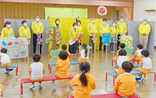 法務省の「人権の花」運動によるスイセンの球根贈呈式が18日、大島町の中筋幼児園（藤井八千代園長）で行われた。