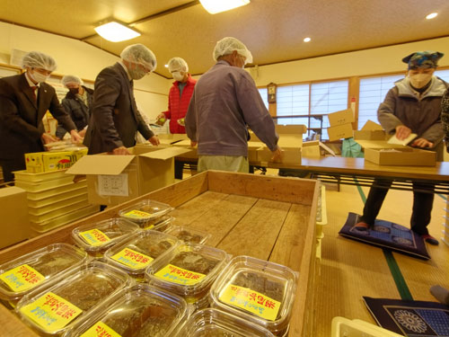 綾部の特産品を全国各地の「あやべ特別市民」に届ける箱詰め作業が21日、老富町の老富会館で行われ、山崎善也市長も訪問して激励した。