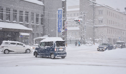 「10年に一度レベル」という強烈な寒波の影響で綾部では今冬初の本格的な積雪に見舞われた。