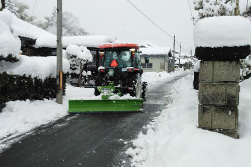 10年に一度レベルと言われる「最強寒波」が列島を襲った24日から25日にかけて綾部もかなりの大雪に見舞われたが、その中で「持っている物」を使って大雪に立ち向かう姿が市内各地で見られた。 　　