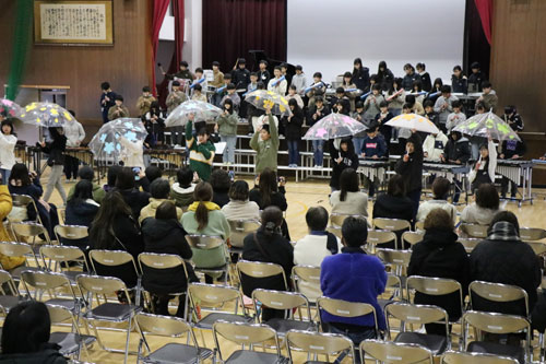 上野町の綾部小学校（小林治校長、４８７人）で15日、保護者や地域住民らに学習の成果を発表する「綾小フェスティバル」が開かれ、全校児童が学年別で歌やダンス、合奏などを元気いっぱいに披露した。