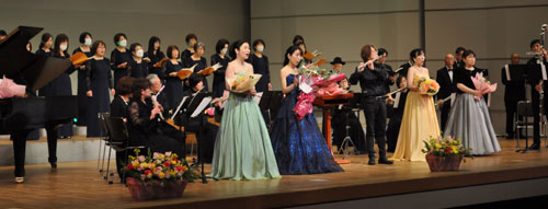 日本やヨーロッパなどの「春を待つ歌声」を心ゆくまで楽しみませんか―と19日、里町の府中丹文化会館大ホールで、綾部在住の声楽家（ソプラノ歌手）とその友人たちによる「ヴォーカルコンサート」（あやべ市民新聞社など後援）が催された。　　　　