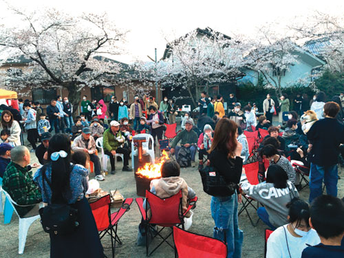 里町の里宮高倉神社境内一帯で１日、「吉美夜桜フェスタ２０２３」（吉美地区自治会連合会・吉美地区まちづくり協議会・同フェスタ実行委員会・はちの会主催）が４年ぶりに開催された。春らしい穏やかな気候の中、多くの来場者が訪れて、満開の桜を満喫した。