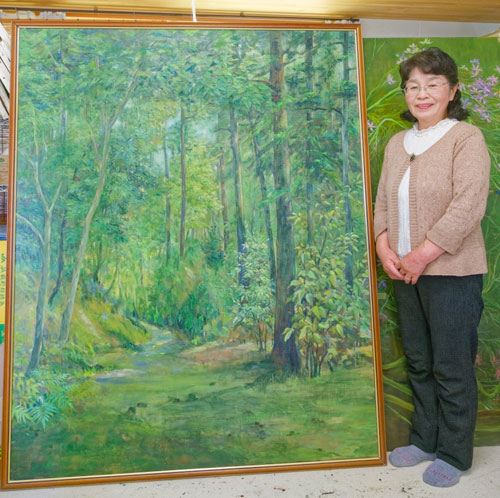 上野町の朝倉洋子さん（68）の油彩画「ササユリの咲く頃」が、東京都千代田区の首相官邸内に一定期間掲示されることになり、５月中旬から掲示が始まった。