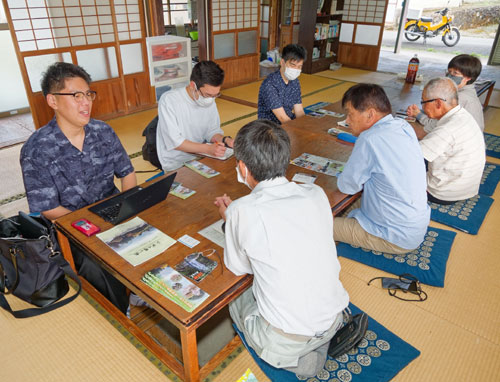 京都産業大学現代社会学部で滋野浩毅教授のゼミに属する学生たちが24日、「水源の里」に指定されている市内の集落を巡り、卒業論文に向けた聞き取り研究を行った。