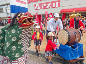 駅前通の綾部天満宮（大志万宣也宮司）は「天神まつり」を24日に開催した。４年ぶりに子ども神輿（みこし）の巡行も行い、神輿に獅子舞や太鼓が同行して市街地を練り歩いた。