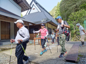 奥上林公民館（熊内得二館長）の保健体育部（丸山恵則部長）は24日、ノルディックウオークの普及に取り組む綾部ヘルシーウオーククラブ（桑井登志子代表）の協力を得て、地域散策行事「ポツンと一軒家までノルディックウオーキング」を開催した。