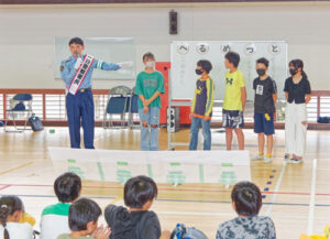 「秋の全国交通安全運動」（９月21～30日）が展開される中、漫才コンビ「シャンプーハット」のてつじさんが27日に綾部署（山口達也署長）の「一日警察署長」に任命され、児童や市民に交通安全の啓発を行った。