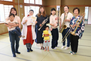 子育て中の「ママ」たちの音楽グループ「まみぃず」でリーダーを務める小林裕美さん＝福知山市＝らが来年３月９日、里町の府中丹文化会館で、「みんなが主役」の音楽祭を開こうと計画している。