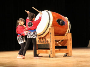 伝統的な郷土芸能である「綾部の太鼓」の保存と普及などを目的として、第59回「市太鼓競技大会」（市太鼓連合会主催、あやべ市民新聞社など後援）が26日、里町の府中丹文化会館で開かれた。30組の選手が腕を競い合い、最高位の府知事賞には丸岡小友音さんと浜田幸寿朗さんのペアが輝いた。