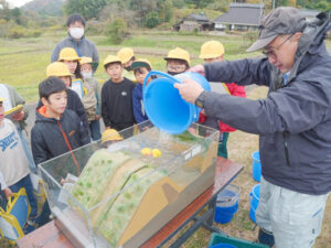 大島町の中筋小学校４年生が11月28日、市内の用水路やため池を見学する「ふるさと発見隊」の活動を社会科の授業の中で行い、灌漑（かんがい）の仕組みと里山の機能について学んだ。府の「ふるさと・棚田支援事業」の一環として府中丹広域振興局の職員らが解説を行うもので、市内の小学校では４年ぶりに行うこととなった。