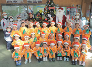 駅前通のあやべ観光案内所で１日、栗町の豊里幼児園（久木和子園長）の５歳児28人がクリスマスツリーの飾り付けを行い、観光客や利用者を楽しい年末の雰囲気で出迎える準備を整えた。