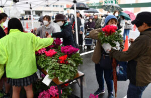 川糸町の綾部高校由良川キャンパス（東分校）が12日、西町３丁目の市民センター（あやべ・日東精工アリーナ）の駐車場で今年度最後となる「冬の即売会」を行い、生徒たちが実習で作った野菜や加工品などを市民らが買い求めた。