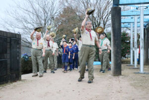 日本ボーイスカウト綾部第２団（猪岡敏一団委員長）が主催する元旦寺山山頂国旗掲揚式が１日、小雨の降る上野町の藤山公園（寺山山頂）で開かれた。