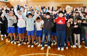米大リーグ、ドジャースの大谷翔平選手が贈ったグラブが、市内の各小学校にも届いている。