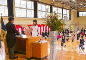 市内の小学校12校で21日に卒業証書授与式が行われ、計２２６人の卒業生が、自身の手すきによる黒谷和紙の卒業証書をそれぞれ受け取った。