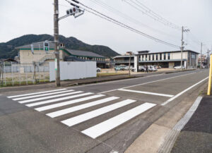市道青野井倉線と市道青野豊里線が交差する青野町の交差点に15日、信号と横断歩道が増設された。
