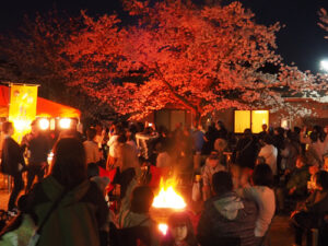 里町の里宮高倉神社境内一帯で６日、「吉美夜桜フェスタ２０２４」（吉美地区自治会連合会・吉美地区まちづくり協議会・同フェスタ実行委員会・はちの会主催）が開催された。