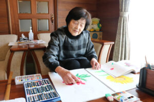 「亡夫の供養のために」と、学生時代以来約70年ぶりに絵を描き始めた女性がいる。高槻町の坂本いづみさん（88）だ。