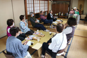 「気軽に集まってコミュニケーションを楽しもう」という呼び掛けで、神宮寺町の千手院を会場に月１回開催されている「やすらぎサロン」（梶村隆三代表）が２周年を迎え、19日は記念例会として参加者８人が腹話術を楽しんだ。