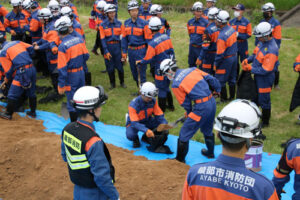 これからの出水期に備えて、市消防団は19日、川糸町の第１市民グラウンドなどを会場に、消防団活動研修を実施し、団員ら190人が水防訓練などに取り組んだ。
