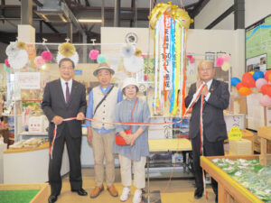 青野町のあやべ特産館（荒木善吾館長）への来館者数が24日朝に累計１５０万人に達し、記念セレモニーが同日、同館で行われた。隣接する綾部バラ園で６月24日まで行われている「春のバラまつり」に合わせ、今週末には同スクエアで「あやべ特産館開店10周年記念イベント」（24～26日の３日間）や第９回「綾のまちめぐりフェス」（25日）が開催される。　　　　　　　　　　　　