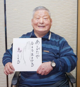 小西町の黒田太郎さん（81）は約10年前からの車いす生活の中、暮らしに即した親しみやすい作風の短歌作りを今年から始め、「脳トレ」を兼ねて創作を続けている。