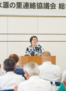 「あやべ水源の里連絡協議会」（佐々木幸雄会長）が26日、西町３丁目の市民センター（あやべ・日東精工アリーナ）で今年度の総会を開催し、総務省・地域力創造アドバイザーの野口智子さんらの話を聴いて、集落活性化への思いを新たにした。