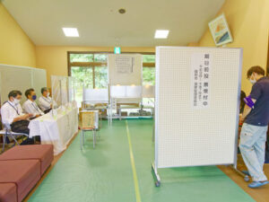 市選挙管理委員会が今月から、期日前投票所の投票管理者と投票立会人の募集を始めた。人口減少や高齢化で将来的になり手不足が懸念される中、一般募集によって人材を確保すると同時に、幅広い世代に選挙に関心を持ってもらう〝一石二鳥〟も狙った試み。投票立会人は、市内在住で市選挙人名簿に登録されていれば、18歳でも応募可能。場合によっては今後、高校生の「立会人」が登場する可能性もある。　　　　