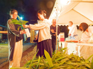 高倉町の高倉神社（四方正和宮司）で24日、病気平癒や家内安全などを祈願する恒例の「天一さんの土用の丑（うし）祭」が行われ、腹の病に効能があるという「はらわた餅」やお守り、境内のクマザサを束ねた「五葉の笹（ささ）」などを買い求める参拝者でにぎわった。