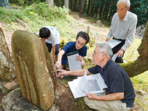 広瀬町の山家陣屋を拠点とする山家藩主・谷氏に代々仕えた槍術師範の家系に生まれ、戦前の日本思想史学の開拓者として広島高等師範学校教授や東北帝国大学教授などを務めた村岡典嗣（つねつぐ）（１８８４～１９４６）の子孫が７月27日、同町内の墓地にある典嗣の祖父・村岡典猷（つねのり）の墓を訪ね、以前から村岡家の墓について調査してきた山家歴史の会（有道大作会長）が案内役を務めた。　