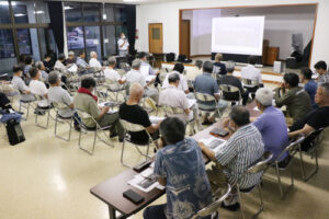 梅迫町内の５自治会（新町、中町、上町、鐘鋳場、内谷）で構成する梅迫連合自治会（会長＝四方和行・上町自治会長）が今年度、５自治会を統合するべきかどうかの検討を進めている。