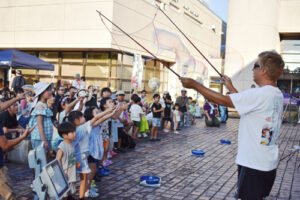 今年で25回目となる「ドンドコ夏まつり」（同まつり実行委員会主催、市、市教委、府太鼓連合会、あやべ市民新聞社など後援）が10日、里町の府中丹文化会館一帯で開催された。