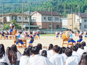 綾部高校（一井育校長）が５、６の両日、恒例の文化祭を同校四尾山キャンパス（岡町）で開催し、由良川キャンパスを含む同校全日制の生徒たち８００人近くが、工夫を凝らした発表を競った。