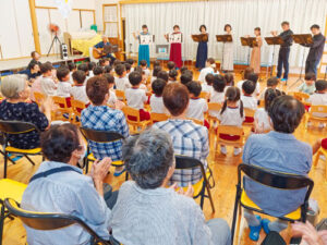 十倉名畑町の綾東こども園（渡邊友子園長）は、園児とともに住民などが園の給食を食べ交流できる「かぐや食堂」の取り組みを開始し、初日となる12日には同園で、オープンを記念したフルート演奏会も催した。