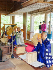 七百石町の標高約１８０㍍の山中にあり、硯（すずり）に適した「岩王寺石」を付近で産出していた真言宗岩王寺（しゃくおうじ）（松井真海住職）で22日、恒例の「萩まつり」が行われた。強い雨脚の中でも、かやぶきの本堂での「筆供養」と「戦勝祈願」の法要などに市民らが参列した。