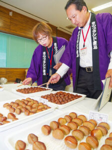 府特用林産振興連絡会主催の第11回「府丹波くり品評会」が４日、宮代町の市林業センターで行われ、13人の審査員による審査で最優秀賞（府知事賞）に船井郡京丹波町の丹波農園（品種＝筑波）が選ばれたほか、綾部関係では優秀賞６人のうち京都新聞賞に高津町の西尾勝美さん（同）、優良賞７人のうち綾部市長賞に大畠町の大槻實輝さん（品種＝玉錦）が選ばれた。