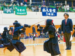 　市スポーツ協会、綾部剣道連盟、篤心館が主催する第67回「あやべ水無月まつり剣道大会」（あやべ市民新聞社など後援）が６日、上杉町の市総合運動公園体育館で開かれ、府内各地のほか岡山県や兵庫県、福井県、滋賀県など広域から小中学生２７６人（計１００チーム）が一堂に会して腕を競った。